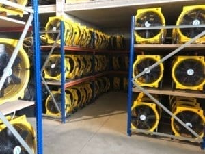 Opslag ventilatoren voor verhuur in het magazijn van Buildingdryer.
