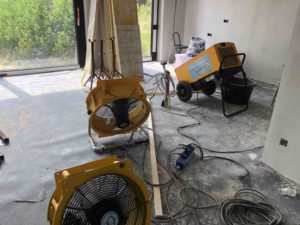 combinatie bouwdroger en ventilator in particuliere woning